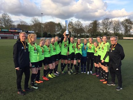FC Thy Piger U15 med vindertrofæet ved Easter Open i Holland.