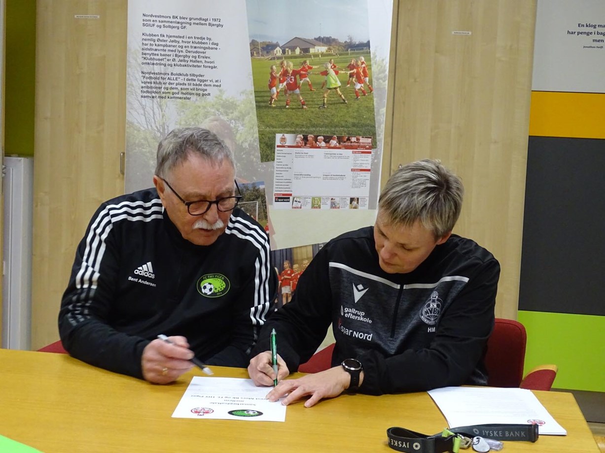 Talentchef Bent Andersen, FC THY Piger og forperson Helle Mikkelsen, Nordvest Mors BK forventer begge udbytte af det fremtidige samarbejde